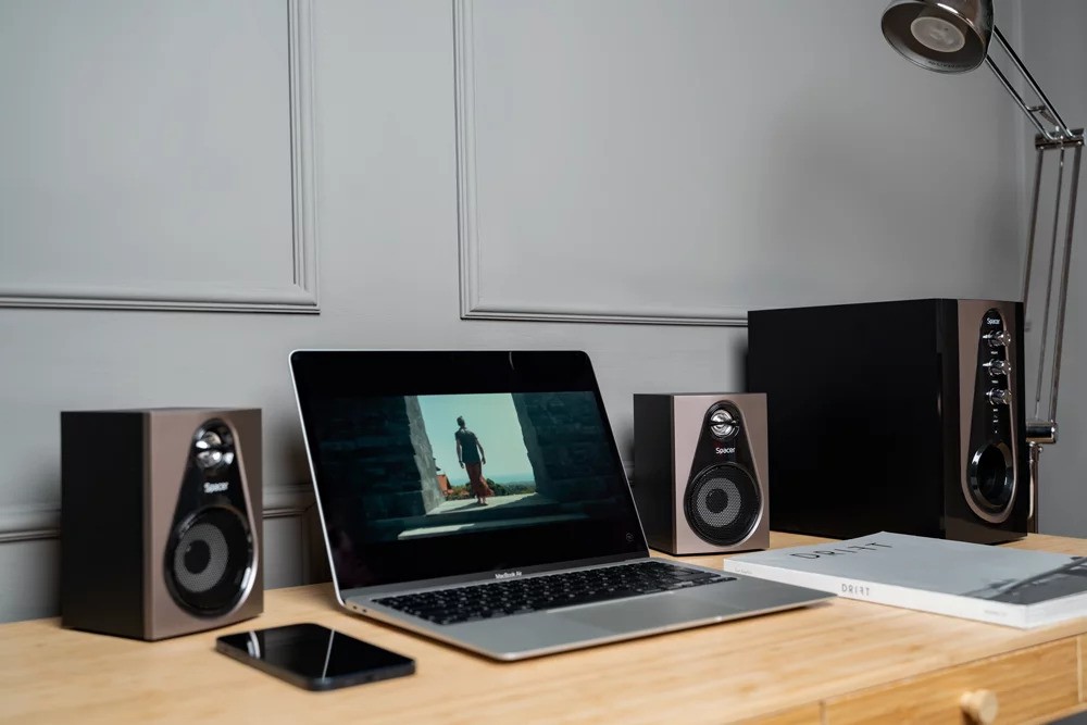Comparație între boxele cu fir și cele wireless: ce soluție se potrivește nevoilor tale?